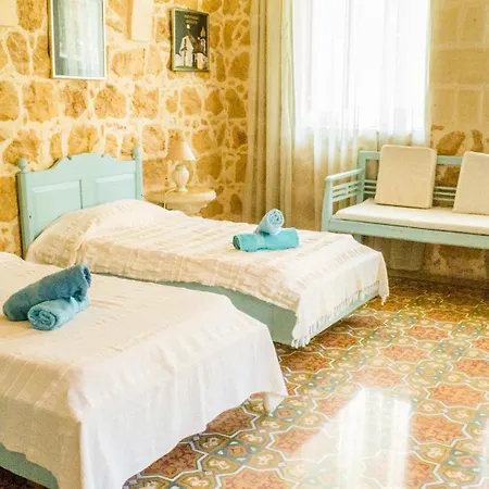 Nuffara - A Charming Traditional With A Large Pool Hébergement de vacances *