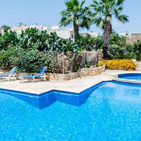 Hébergement de vacances Nuffara - A Charming Traditional With A Large Pool