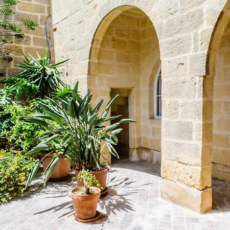 Nuffara - A Charming Traditional With A Large Pool Hébergement de vacances *