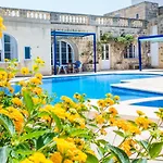 Nuffara - A Charming Traditional With A Large Pool 度假居