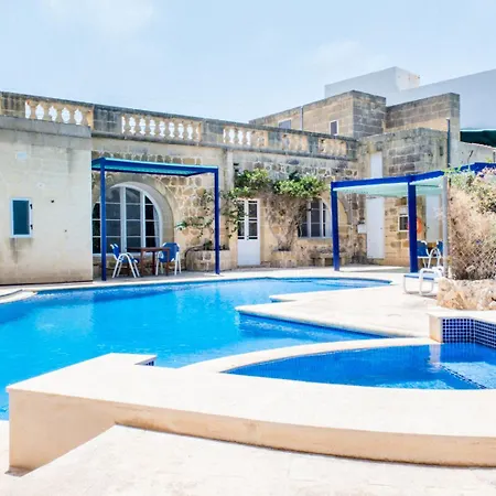 Nuffara - A Charming Traditional With A Large Pool بيت للعطل