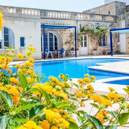 Nuffara - A Charming Traditional With A Large Pool بيت للعطل