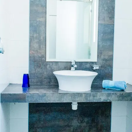 Nuffara - A Charming Traditional With A Large Pool *