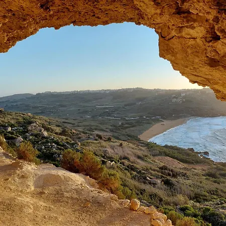 Nuffara - A Charming Traditional With A Large Pool *