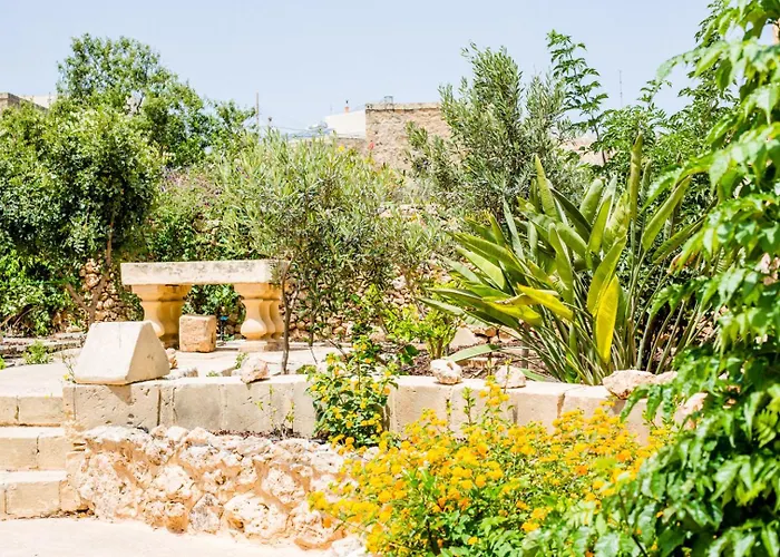 Nuffara - A Charming Traditional With A Large Pool 沙拉