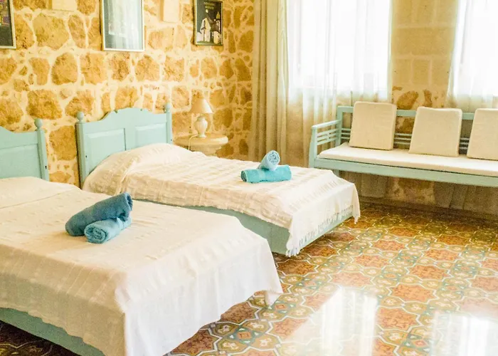 Nuffara - A Charming Traditional With A Large Pool Сasa de vacaciones *