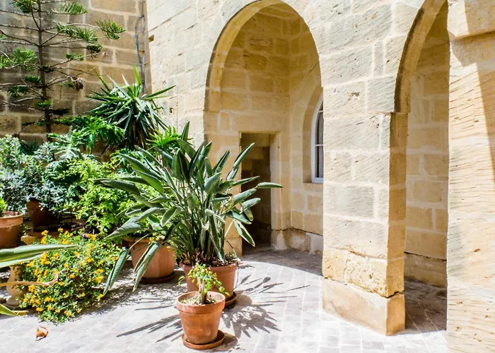 Nuffara - A Charming Traditional With A Large Pool Сasa de vacaciones *