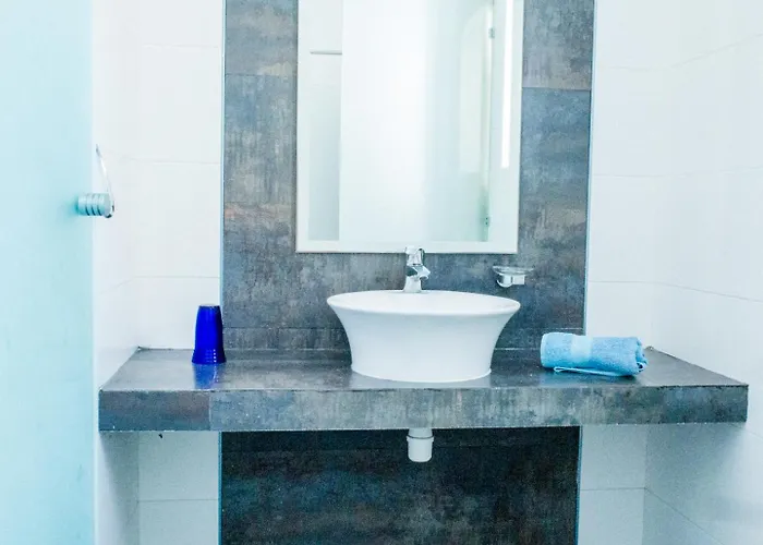 Nuffara - A Charming Traditional With A Large Pool *